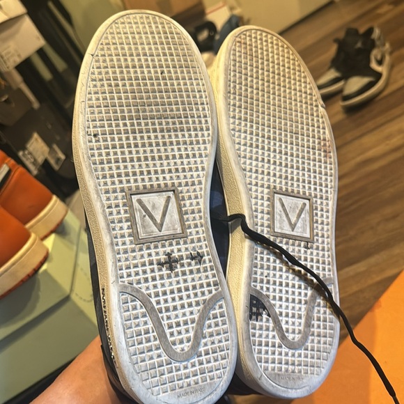 Louis Vuitton - Picture 3 of 5